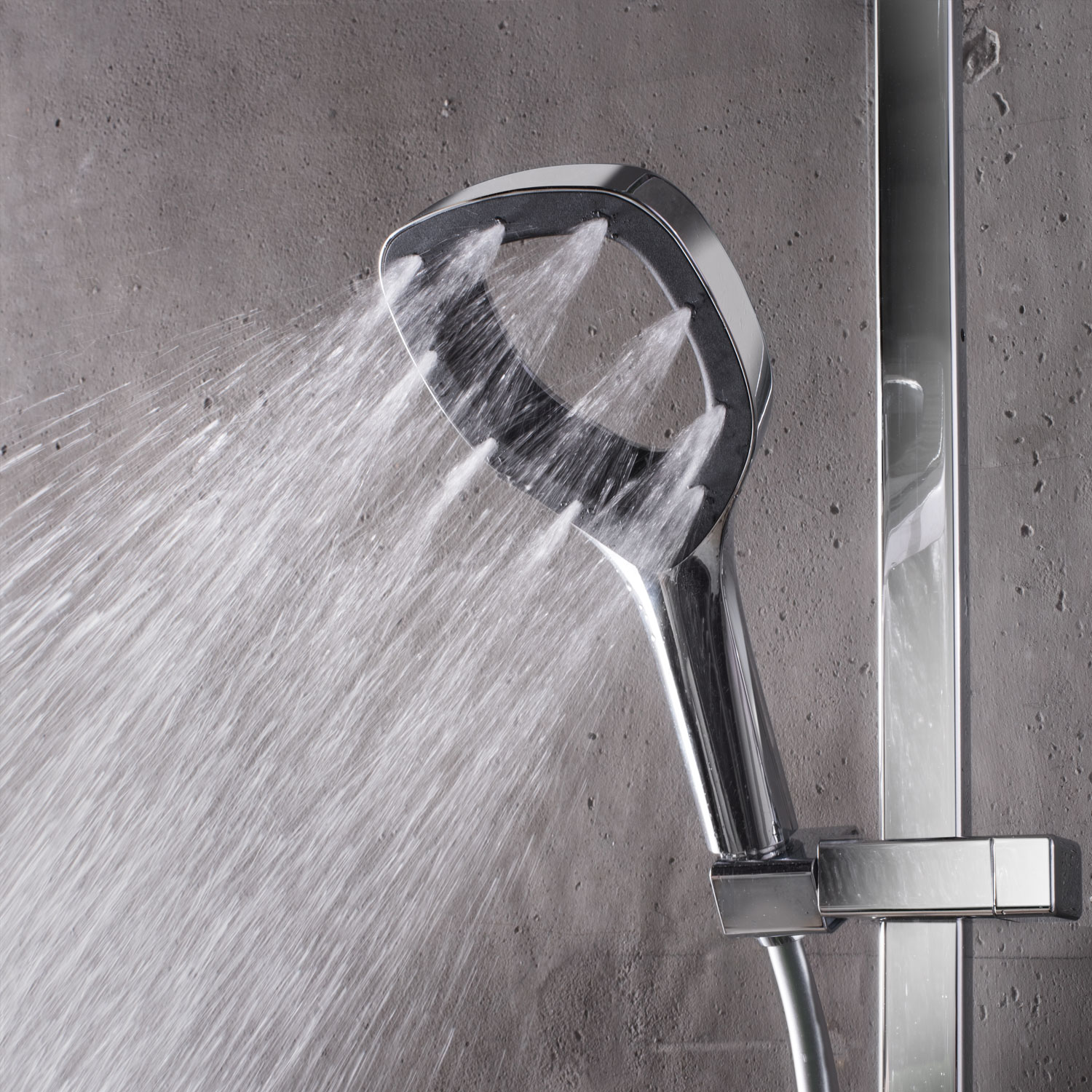 Schnell lieferbare moderne Duscharmatur Aquamaxx Splash in schwarz von Breuer - Detailbild Handbrause an
