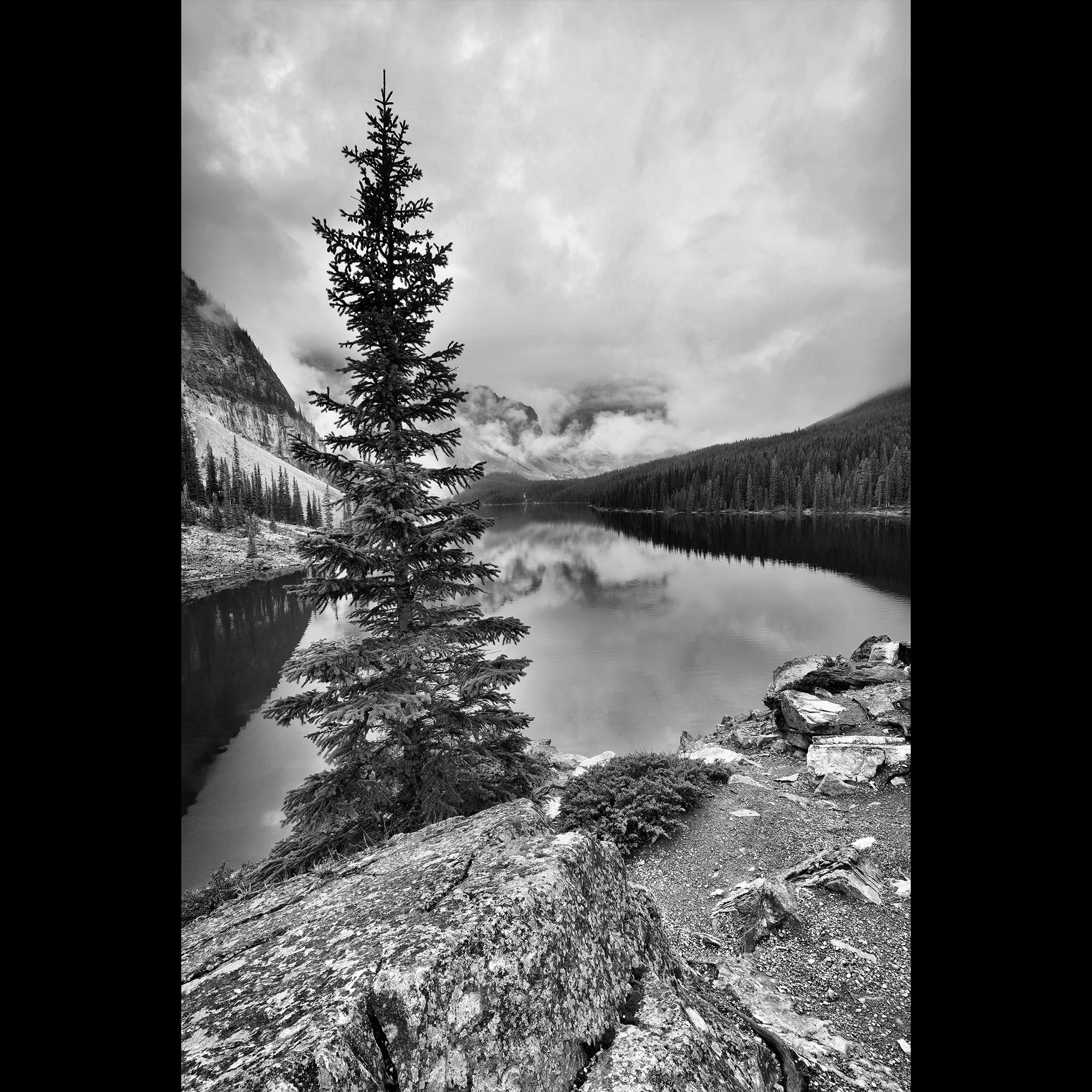 Duschrückwand Foto Bergsee schwarz/weiß